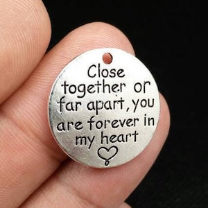 Cerca juntos o muy separados, estás para siempre en mi corazón, dijes, refranes inspiradores, citas de afirmación, frases motivacionales, colgante de palabras