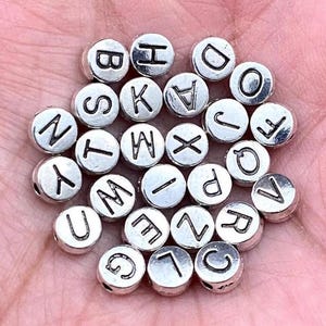 Cuentas de metal de 6 mm de alta calidad con el alfabeto inglés, letras de la A a la Z, espaciadores redondos de plata, ideales para hacer pendientes, pulseras, tobilleras y accesorios de joyería bohemios.