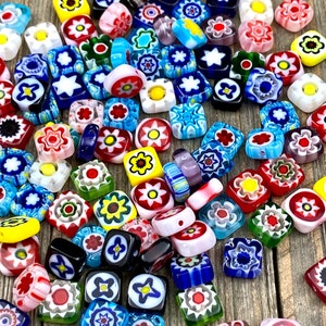 Può includere: Assortimento di perline quadrate in vetro colorato con vari motivi floreali e stellati. Le perline sono in vetro di Murano e hanno una finitura lucida.