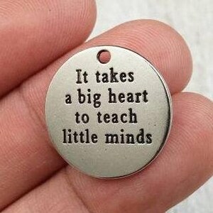 Se necesita un gran corazón para enseñar a las mentes pequeñas Palabras, amuletos, frases inspiradoras, citas de afirmación, frases motivacionales, mensajes de aliento