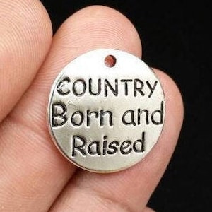 Country Born And Raised Charms Citas de afirmación Refranes inspiradores Frases motivacionales Palabras de aliento Mensaje Colgantes de plata.