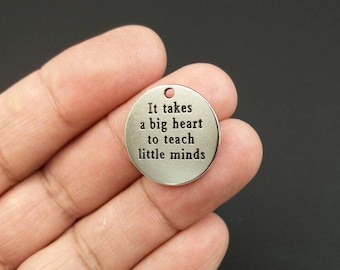 Se necesita un gran corazón para enseñar a las mentes pequeñas Palabras, amuletos, frases inspiradoras, citas de afirmación, frases motivacionales, mensajes de aliento