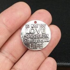Haz lo que amas y no trabajes ni un día en tu vida. Amuletos. Frases inspiradoras. Citas de afirmación. Frases motivacionales. Palabras. Colgante. Regalo.