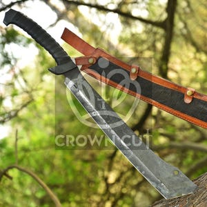 Könnte beinhalten: Ein großes, dunkles Metallschwert mit schwarzem Griff und Lederscheide. Die Klinge hat ein flaches, breites Design. Die Scheide ist braun und schwarz mit dekorativen Nähten. Der Text "CROWN CUT" ist auf der Klinge zu sehen.