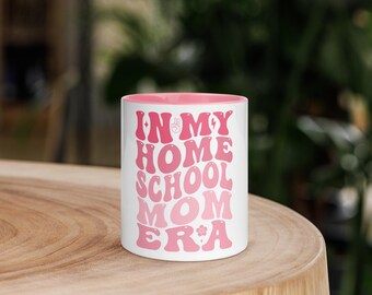 Puede incluir: Taza de cerámica blanca con borde rosa y texto rosa que dice "In My Homeschool Mom Era".