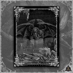 以下が含まれることがあります： 大きな翼と物思いにふける表情をしたルシファーの白黒イラスト。石造りの構造物に寄りかかっている。このアートワークは装飾的なフレームで囲まれ、下部には「LUCIFER」の文字が記されています。