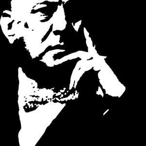 Puede incluir: Silueta en blanco y negro de un hombre con una cita de Aleister Crowley: "Tener que hablar destruye la sinfon&iacute;a del silencio."