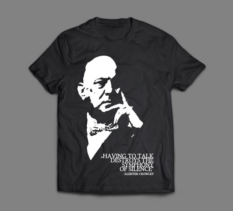 Puede incluir: Camiseta negra con una silueta blanca de la cabeza y los hombros de un hombre. El hombre mira hacia un lado y tiene la mano en la barbilla. El texto "HAVING TO TALK DESTROYS THE SYMPHONY OF SILENCE" est&aacute; impreso debajo de la imagen. El texto "ALEISTER CROWLEY" est&aacute; impreso debajo de la cita.