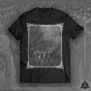 Puede incluir: Camiseta negra con una ilustración en escala de grises que representa a una multitud de personas en un patio de piedra. La imagen está enmarcada con un borde decorativo blanco e incluye el texto "NEWGATE EXERCISE YARD".