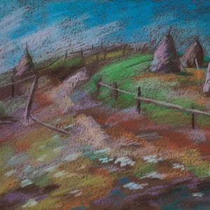 Può includere: Disegno a pastello di un paesaggio rurale con colline, una staccionata in legno e mucchi di fieno. Il cielo è azzurro chiaro e il terreno è un mix di verde, marrone e arancione. L'opera ha una consistenza artistica.
