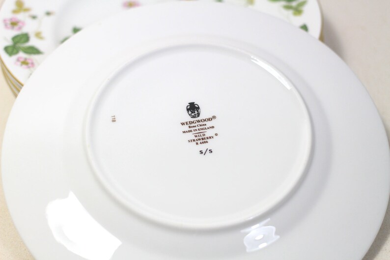 Small Wedgwood Floral plate Strawberry Design Plate English ceramic plate White Plate with Flower Wedgwood Wild Strawberry Cake Plate