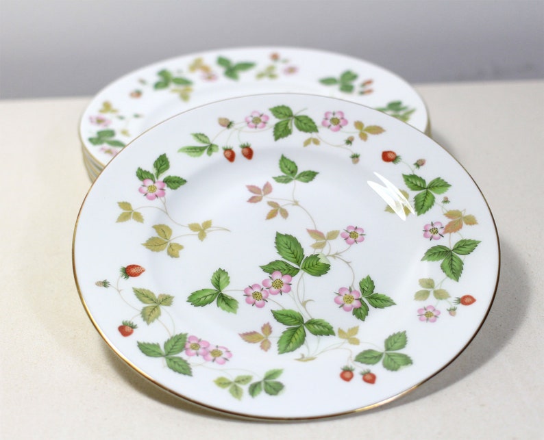 Small Wedgwood Floral plate Strawberry Design Plate English ceramic plate White Plate with Flower Wedgwood Wild Strawberry Cake Plate