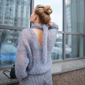 グレーのモヘアオープンバックセーター Vネックルーズセーター ウールハンドニットセーター 軽量レディースセーター 着心地の良いボヘミアンセーター オーバーサイズレディースセーター