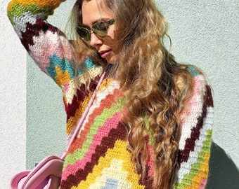 Jersey de mohair multicolor tejido a mano con diseño geométrico de arcoíris.