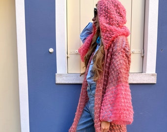 Cárdigan de mohair con capucha color coral para mujer, de silueta en línea A y largo midi con estampado de patchwork.