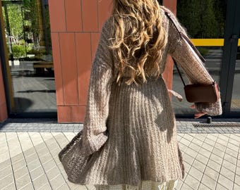 Cárdigan de mujer marrón de punto a mano, transparente, de mohair, con cinturón, de largo midi y corte holgado.