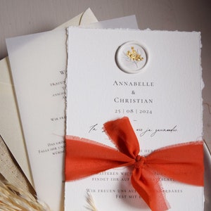 Einladungskarte zur Hochzeit mit Siegel weiß, Schleife Rost-Rot, inkl. Kuvert image 1
