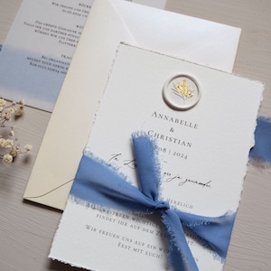 Einladungskarte zur Hochzeit mit Siegel weiß, blaues Schleifenband, inkl. Kuvert Bild 1