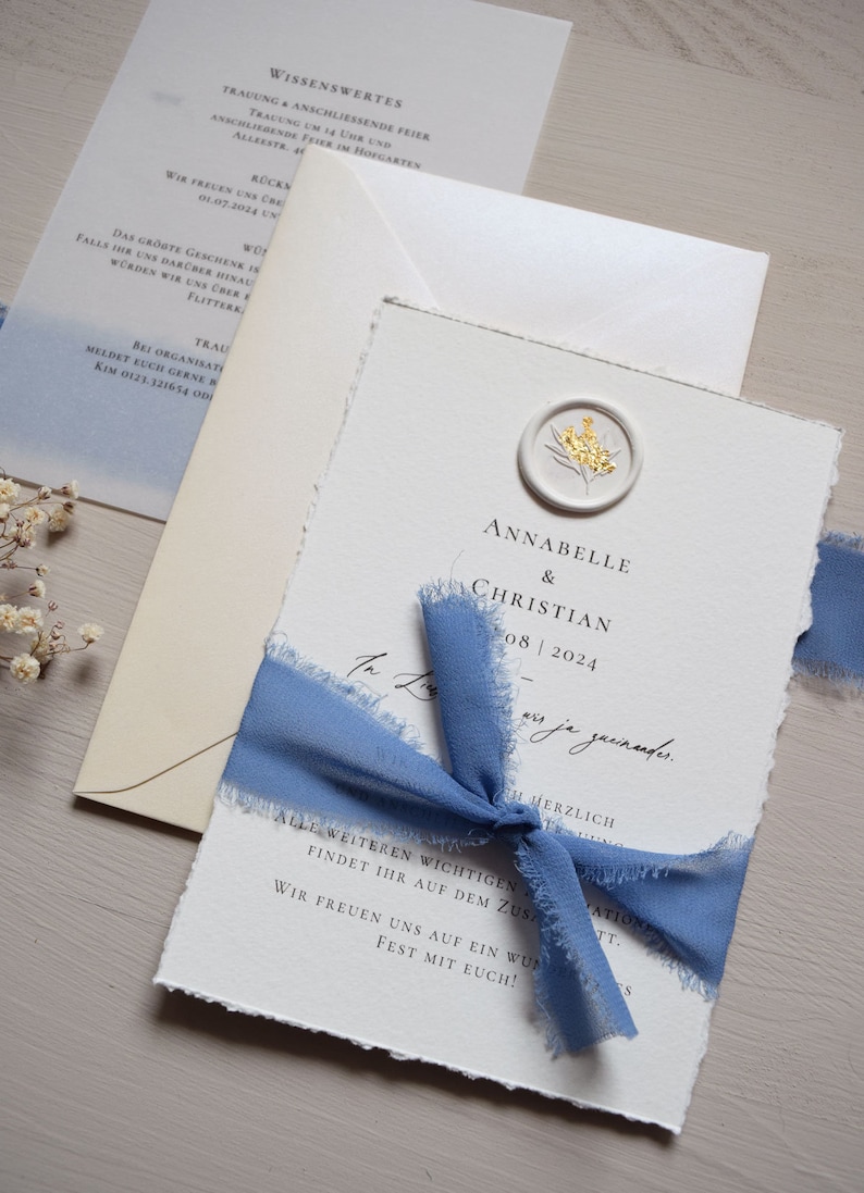 Einladungskarte zur Hochzeit mit Siegel weiß, blaues Schleifenband, inkl. Kuvert Bild 1