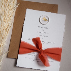 Einladungskarte zur Hochzeit mit Siegel weiß, Schleife Rost-Rot, inkl. Kuvert image 2