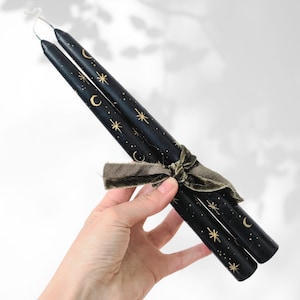 Juego de 2 velas cónicas pintadas a mano - Azul oscuro con diseño de luna y estrellas doradas