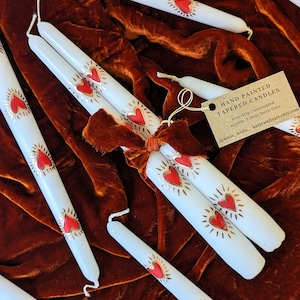 Velas cónicas pintadas a mano: diseño de corazón blanco, rojo y dorado, decoración romántica para la mesa de boda.