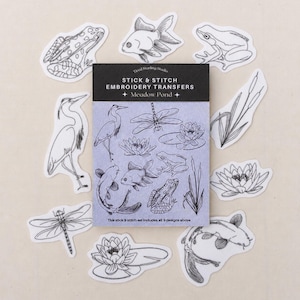 Motifs de broderie solubles à coller et à coudre : « Étang des prairies » avec grenouilles, libellules, carpes koï et nénuphars