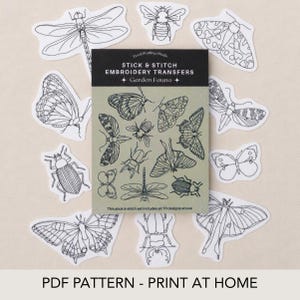 Peut inclure: Un paquet de transferts de broderie Stick & Stitch intitulé Garden Fauna, présentant dix illustrations d'insectes en noir et blanc, dont des papillons, des mites, des coléoptères et une libellule, avec des autocollants découpés autour du paquet.