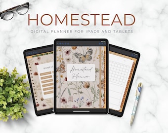Può includere: Tre planner digitali su tablet, con un design floreale e il testo "Homestead Planner". Le tablet sono su una superficie di marmo bianco con una penna e una pianta.