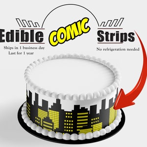 Peut inclure: Un gâteau blanc avec une image comestible de ville en noir et jaune. Le gâteau est décoré de glaçage blanc et est sur un plateau à gâteau noir. Le texte "Edible Comic Strips" est écrit en lettres noires et jaunes sur fond blanc.