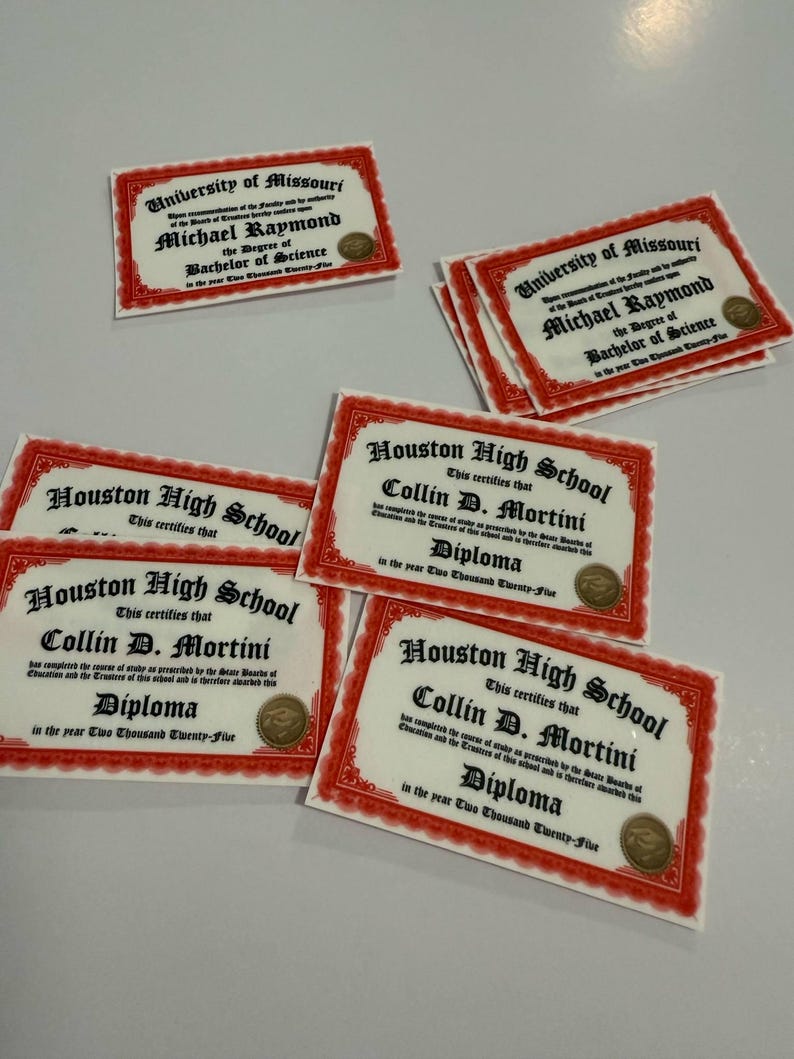 Może przedstawiać: Kolekcja dyplom&oacute;w z czerwonymi obramowaniami i złotymi pieczęciami. Niekt&oacute;re są z University of Missouri, inne z Houston High School. Tekst zawiera nazwiska, szczeg&oacute;ły dotyczące stopni i rok 2025.