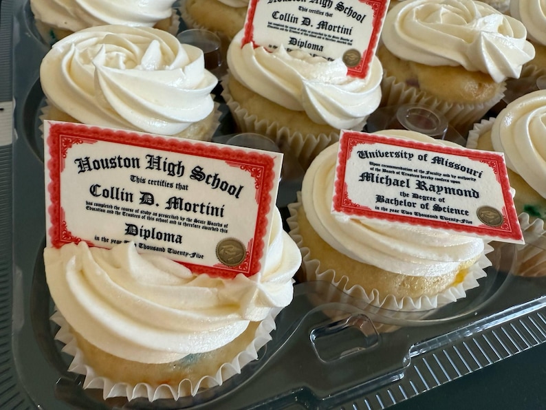 Może przedstawiać: Taca babeczek z białym lukrem, każda zwieńczona jadalnym obrazkiem w kształcie dyplomu. Na dyplomach widnieją napisy "Houston High School" i "University of Missouri" z nazwiskami i informacjami o stopniu naukowym.