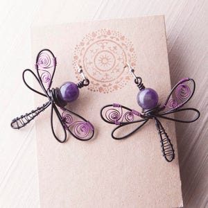 Libellen Ohrringe, Violette Libelle, Hänge Ohrringe, Amethyst Schmuck, Kupferdraht Schmuck, Libelula pendientes, Feder Ohrringe, Spirale