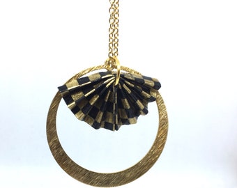Sautoir éventail origami sur créole, noir et or, Chaine couleur dorée, Origami fan necklace with gold hoop, saltire, black and gold