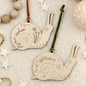 Decorazione natalizia personalizzata a forma di lumaca in legno: etichetta regalo personalizzata per cimeli