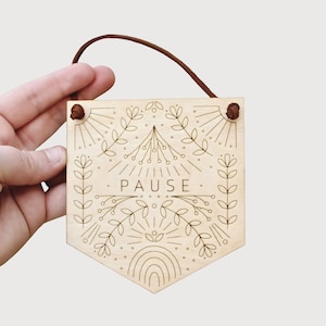 Aangepaste banner woord van het jaar • Geëtste mini-mantramuurbord • Motiverend cadeau voor vrienden