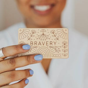 Mini tarjeta personalizada con la palabra del año grabada y un mini mantra.