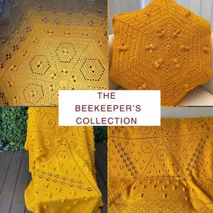 Könnte beinhalten: Eine Sammlung gehäkelter Decken und Kissen in einem gelben Wabenmuster. Die Decken und Kissen sind aus weichem, strukturiertem Garn gefertigt und weisen verschiedene Maschen auf. Die Kollektion heißt "The Beekeeper's Collection".