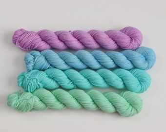 COOL MIX - Juego de 4 Mini Madejas, Tiñetas de Hilo Moteado a Mano Sock Twist 100% Superwash Merino Lana Azul Aqua Violeta Menta Púrpura