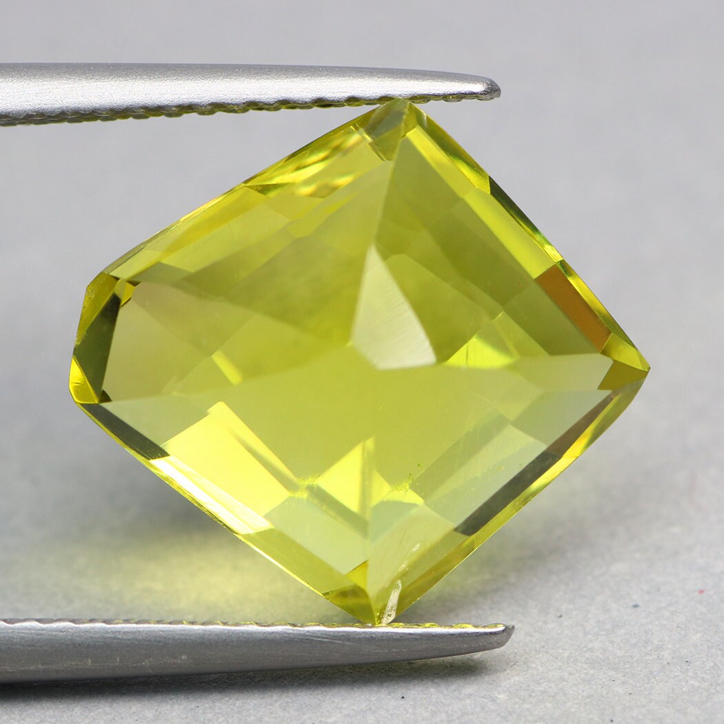 7.25カラットのレモンクォーツ：ブラジル産の希少なファンシーイエロー