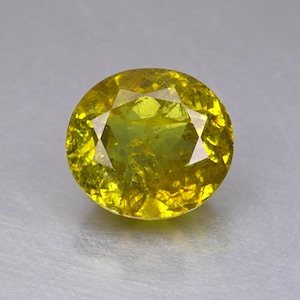 2,27 ct grünlich-gelber, oval geschliffener 7x7 mm Grossular-Mali-Granat für Schmuck