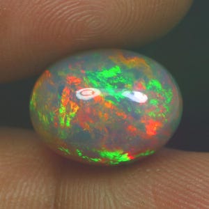 6,60 ct Schockwellen-Opal-Cabochon mit 3D-Mehrfachfeuer aus Äthiopien (Authenticity Gems)