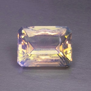 Squisita pietra di luna blu taglio smeraldo, sfaccettata, blu giallastra, da 10,07 ct, proveniente dall'India.