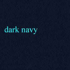 K&ouml;nnte beinhalten: Ein Stoffmuster in Dunkelblau. Der Text "dark navy" ist in Hellblau auf den Stoff gedruckt.