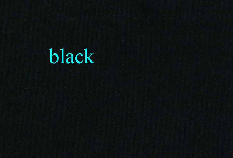 K&ouml;nnte beinhalten: Ein einfarbiger schwarzer Stoffhintergrund mit dem Wort "schwarz" in leuchtend blau.