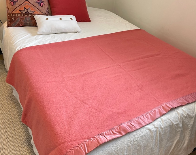 Mohawk All Wool pink blanket - Made in Canada. Twin