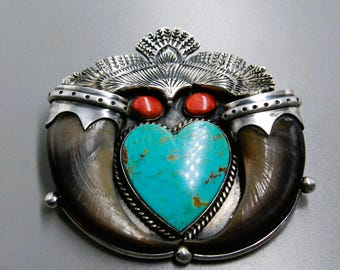 Handgjord brosch i sterlingsilver med konstgjord björnklo och örnhänge, taggig ostron och Kingman-turkos