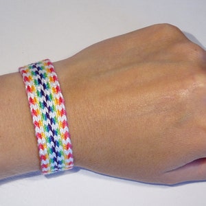 Pulsera arco iris tejida - tableta tejiendo la tarjeta étnica tejida a mano tejiendo boho hippie hippie boho estilo bohostyle