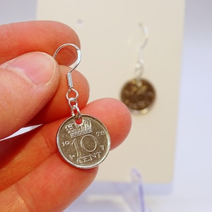 Könnte beinhalten: Silberne Ohrringe mit einer niederländischen 10-Cent-Münze aus dem Jahr 1978. Die Münze trägt eine Krone und den Text "10 CENT".