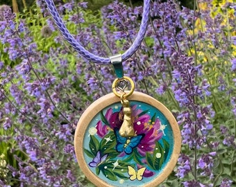 Collier à pendentif fleur et papillon Faerie des bois 30 mm